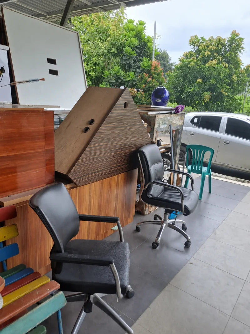 Furniture kantor bekas